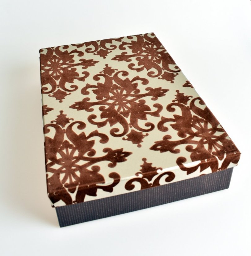 Dárkové balení do středně velké hnědé krabice se sametovým vzorem