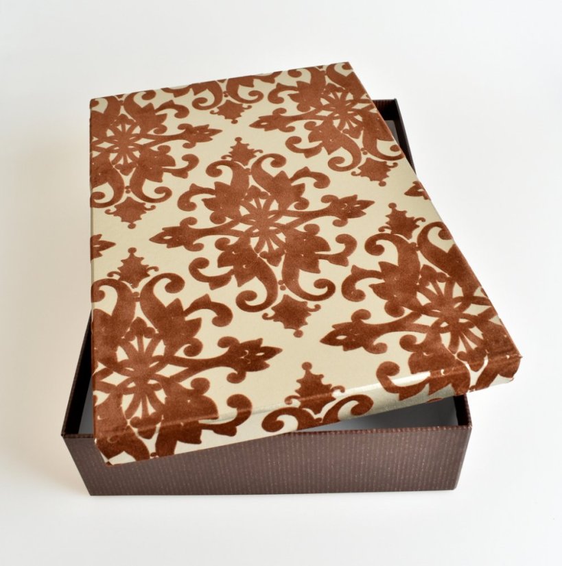Dárkové balení do středně velké hnědé krabice se sametovým vzorem