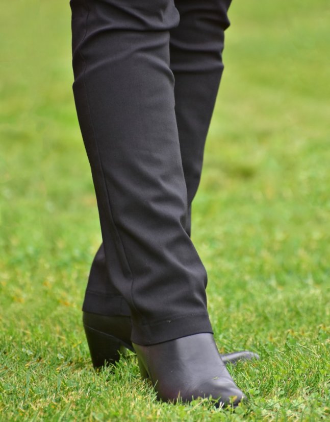 Dámské kalhoty UOMO 19733 s rovnými nohavicemi  - černé L36 - Velikost: EU42