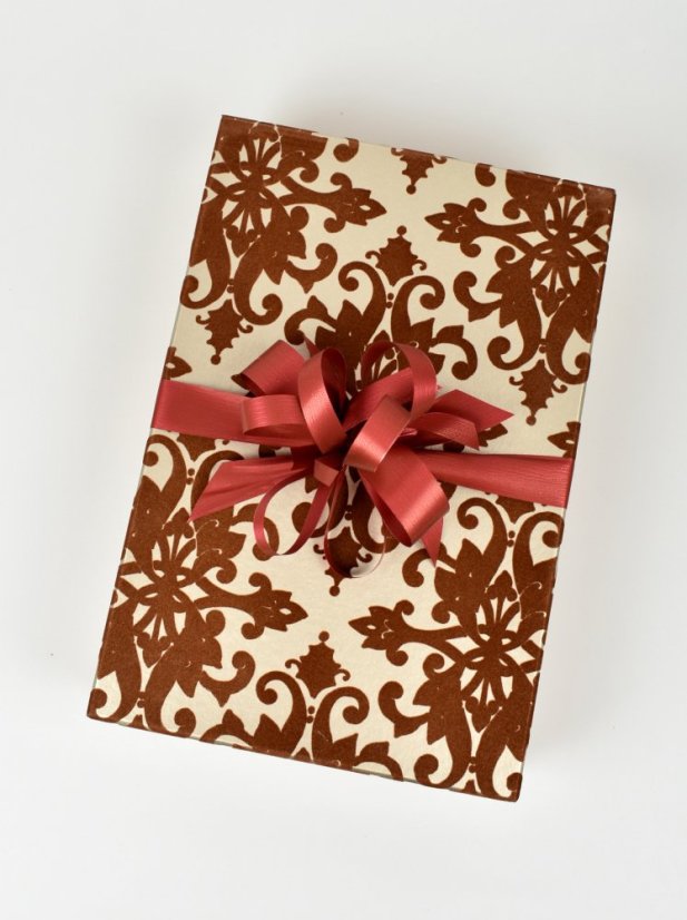Dárkové balení do středně velké hnědé krabice se sametovým vzorem