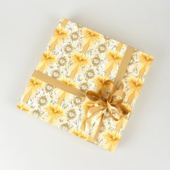 Dárkové balení do středně velké čtvercové krabice se zlatými stuhami