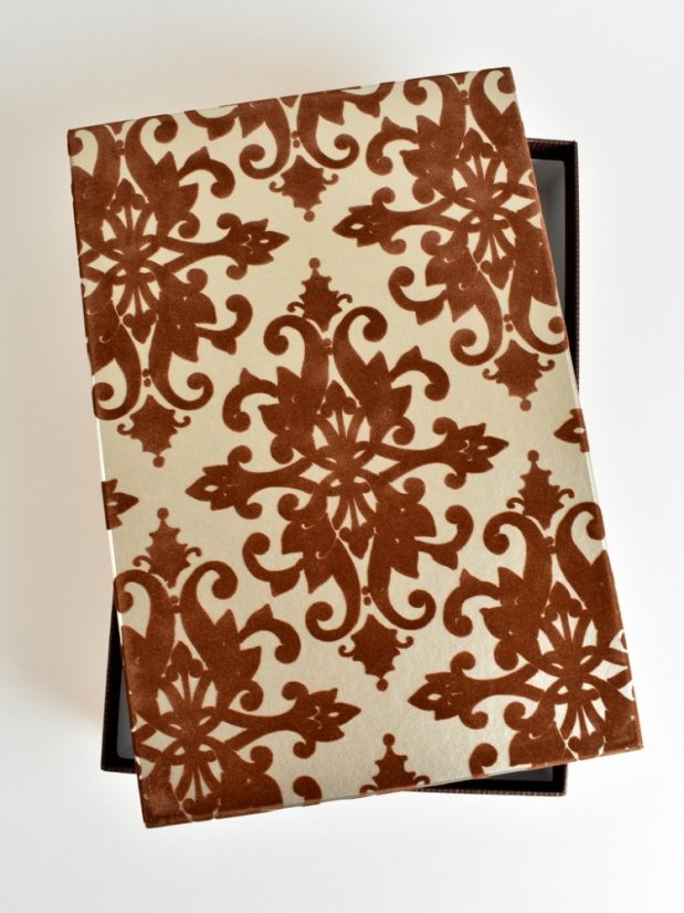 Dárkové balení do středně velké hnědé krabice se sametovým vzorem