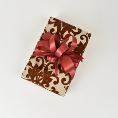 Dárkové balení do malé hnědé krabičky se sametovým vzorem