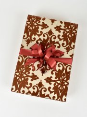 Dárkové balení do středně velké hnědé krabice se sametovým vzorem